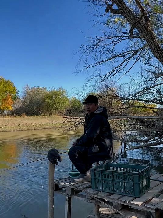 全网都知道他钓到大鱼了,探钓俄罗斯伏尔加河狂拔大鲫鱼