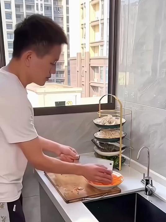 切好的菜放台面总是乱糟糟的,用这款多层备菜架,节省空间还整齐