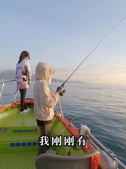 热心钓友发现深圳海湾鱿鱼泛滥,帅小伙带女友火速前往