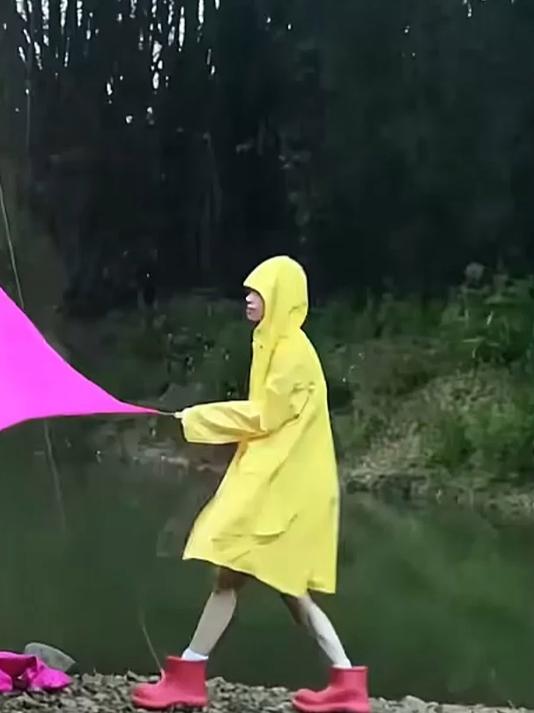 假期遇到暴雨天,在野外搭建白雪公主城堡过夜,发生我最害怕的事