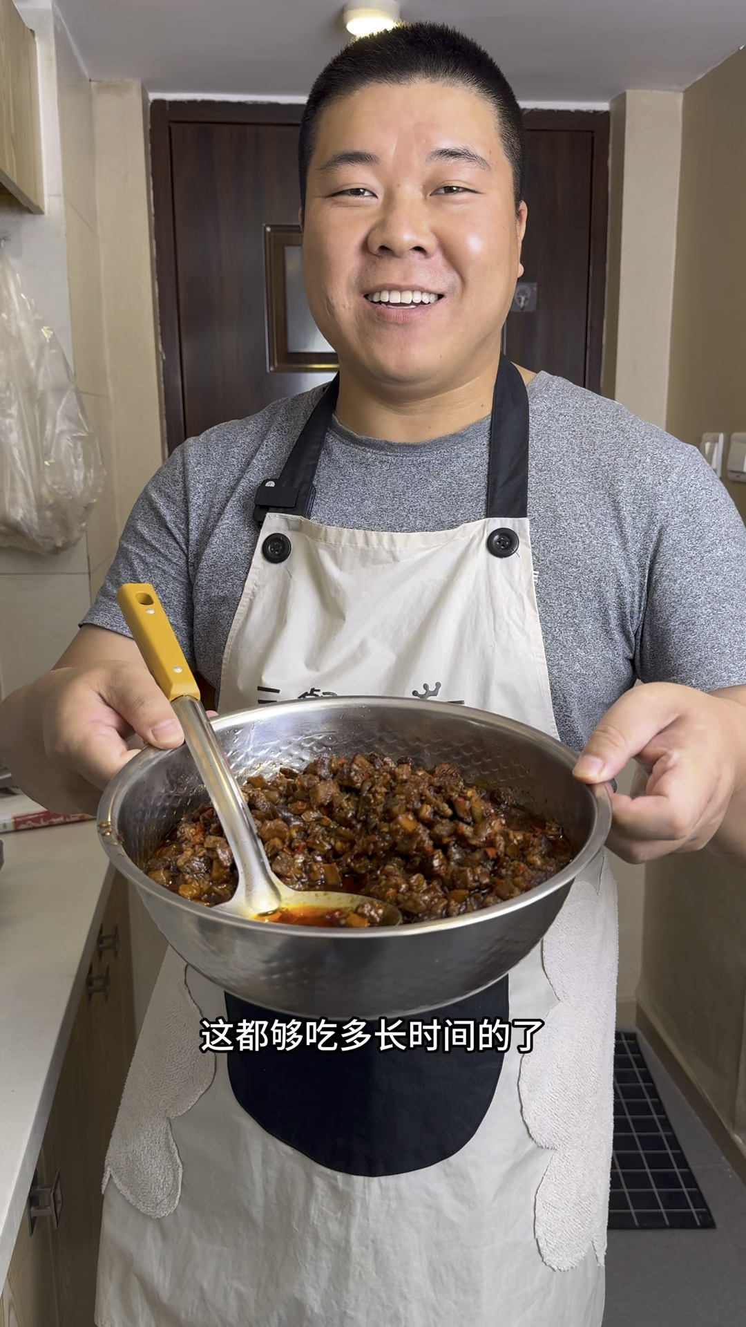 自己在家做的牛肉酱吃着太过瘾了,拌面、拌饭、夹馒头,怎么配都好吃。