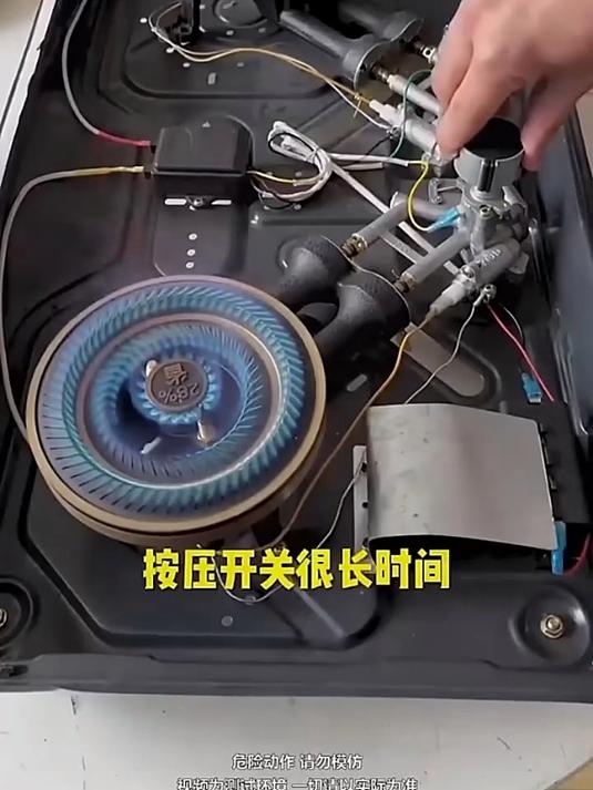 燃气不打火一般是这个打火针坏了,自己动手换一个,省不少钱哦