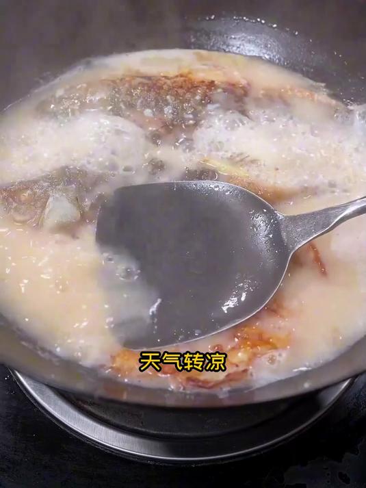 地道荷包蛋鲫鱼汤:家乡风味做法,鲜到心尖上