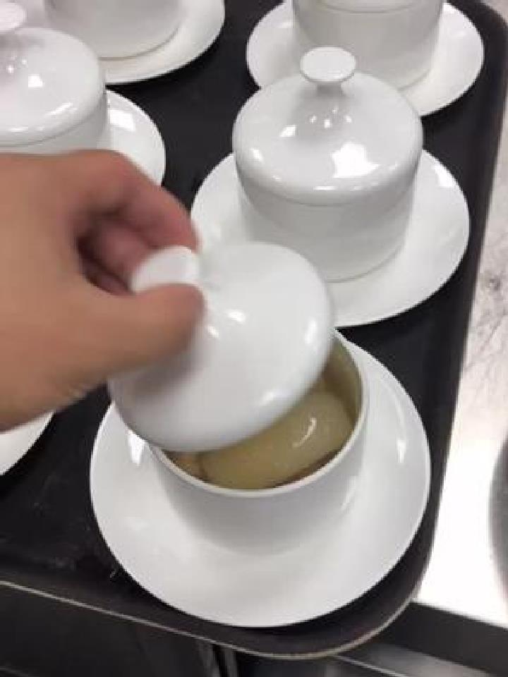 今天分享一道靓炖汤,雪梨川贝炖排骨汤,特别适合现在季节喝