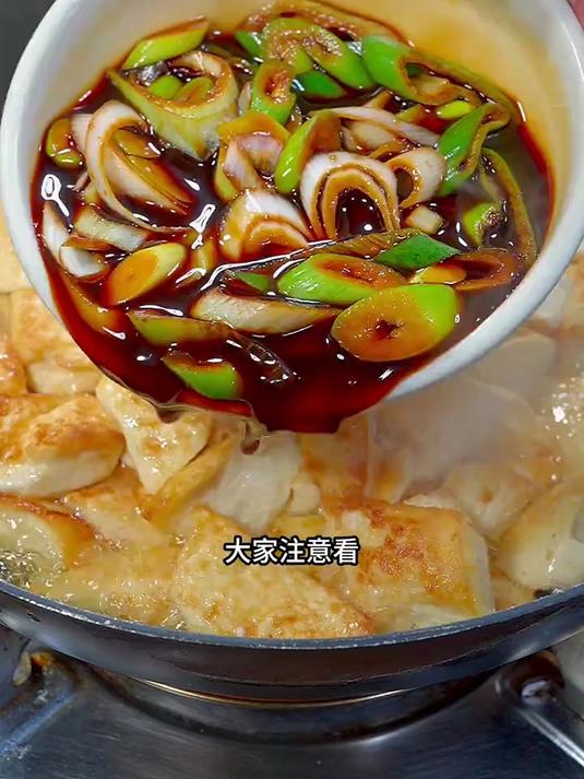 注意看，特别适合冬天的一道菜葱烧豆腐