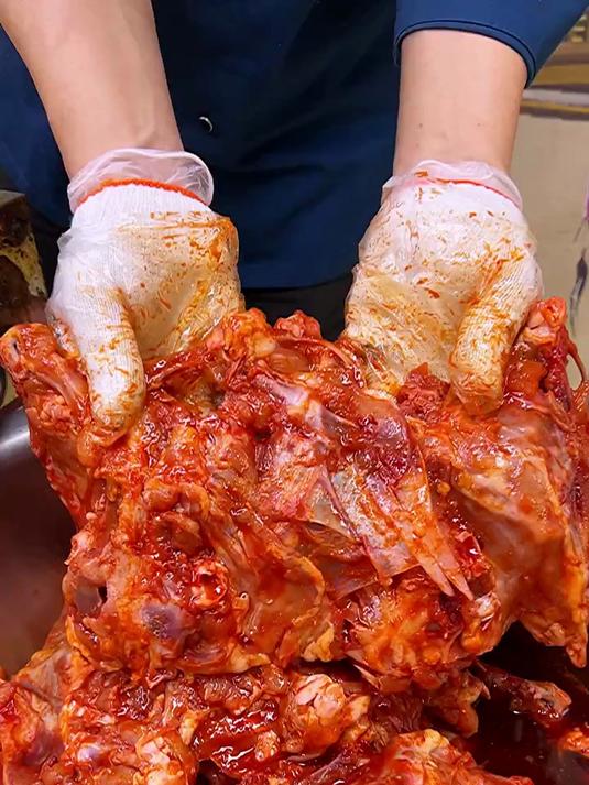 铁板鸡架的做法与配料揭秘:外酥里嫩,香辣入味的街头爆款!