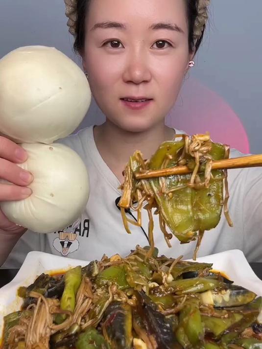 皮蛋金针菇炒辣椒鲜辣入味配米饭绝了