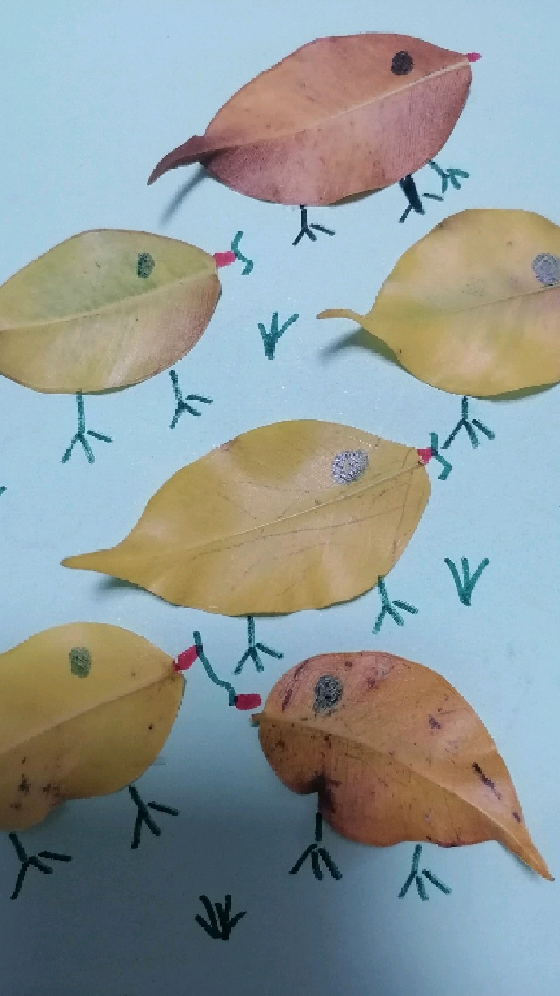 幼儿园亲子手工教程,树叶贴画怎么做?简单的树叶贴画来啦——小鸡啄虫