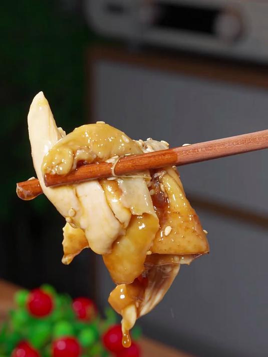 这样做的酱香手撕鸡，皮脆肉嫩，咸香入味，全家人都爱吃