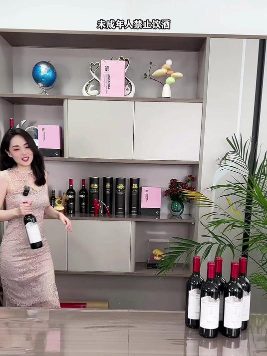 我们的新疆半甜红来自天山北麓产区,糖分更足,口感非常顺滑绵密
