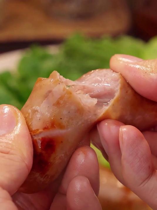 烤肠外皮带点脆,咬破肉汁顺着嘴角流?