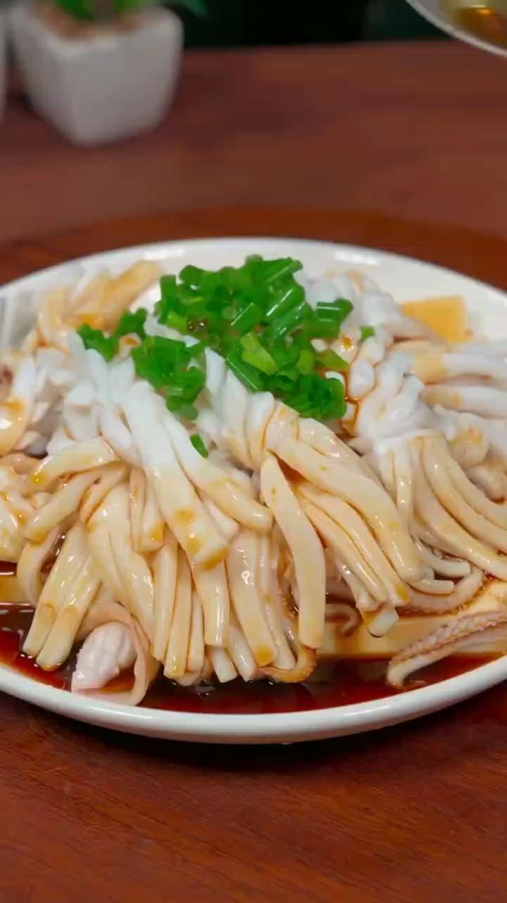 怎样才能做出像酒店里的 白灼鱿鱼呢照我这样做 鲜美爽口～