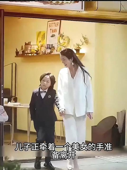 总裁买完炸鸡正准备回家,没想到转头看到儿子牵着一个陌生美女
