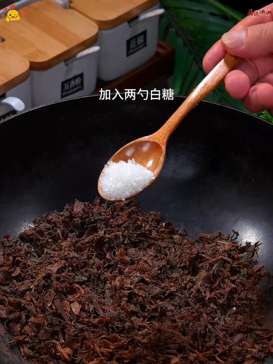 小时候特别爱吃奶奶做的梅干菜是用雪里蕻晒干三蒸三晒用辣椒