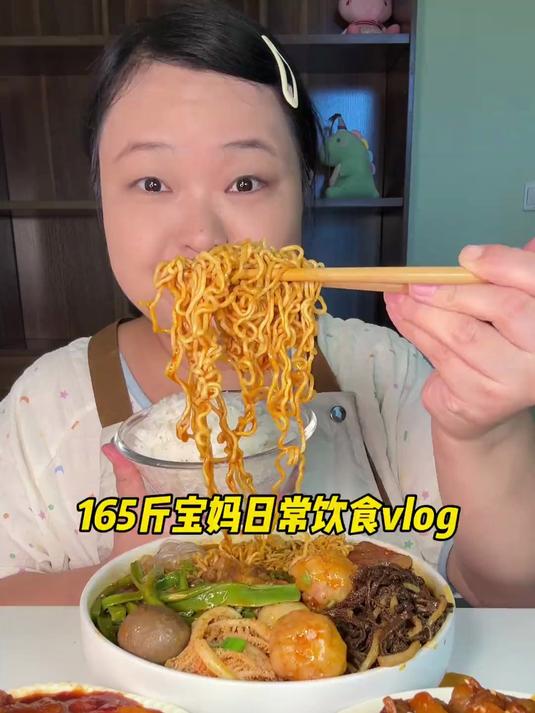 今天吃红油冒菜还有榴莲月饼超好吃 #记录真实生活#