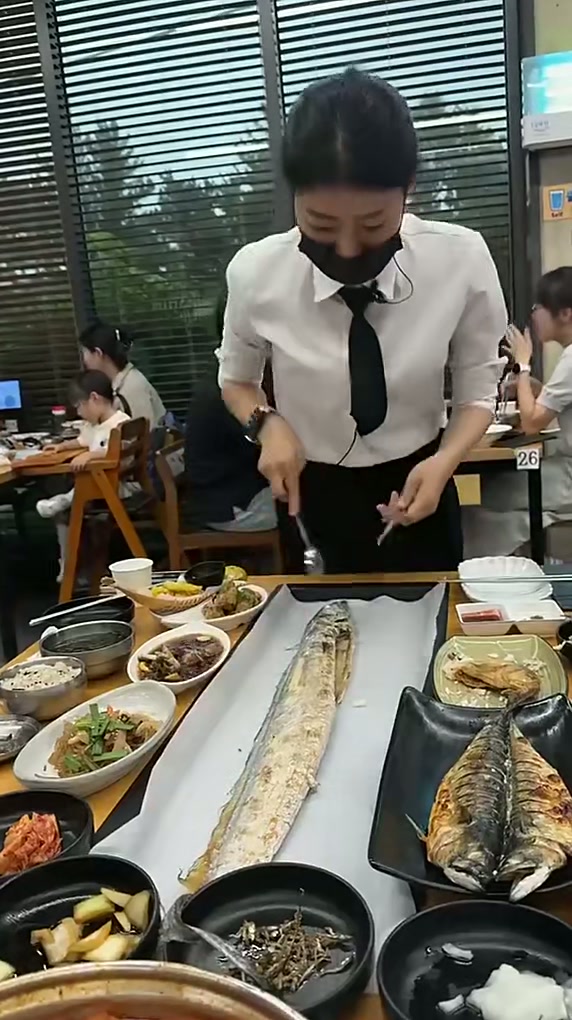 深海银带鱼，整条炭火慢烤，鱼皮烤得微焦酥脆，内里鱼肉厚嫩爆汁