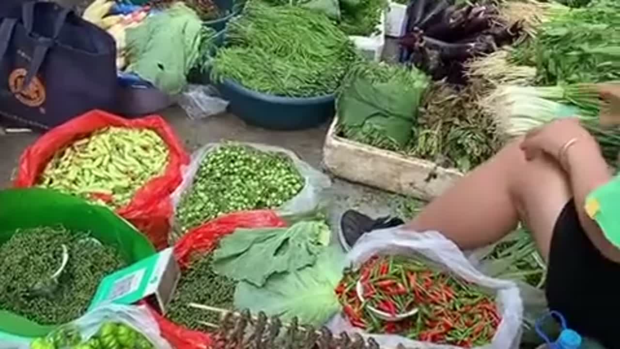 云南红河赶集，新鲜蔬菜水果等你来选