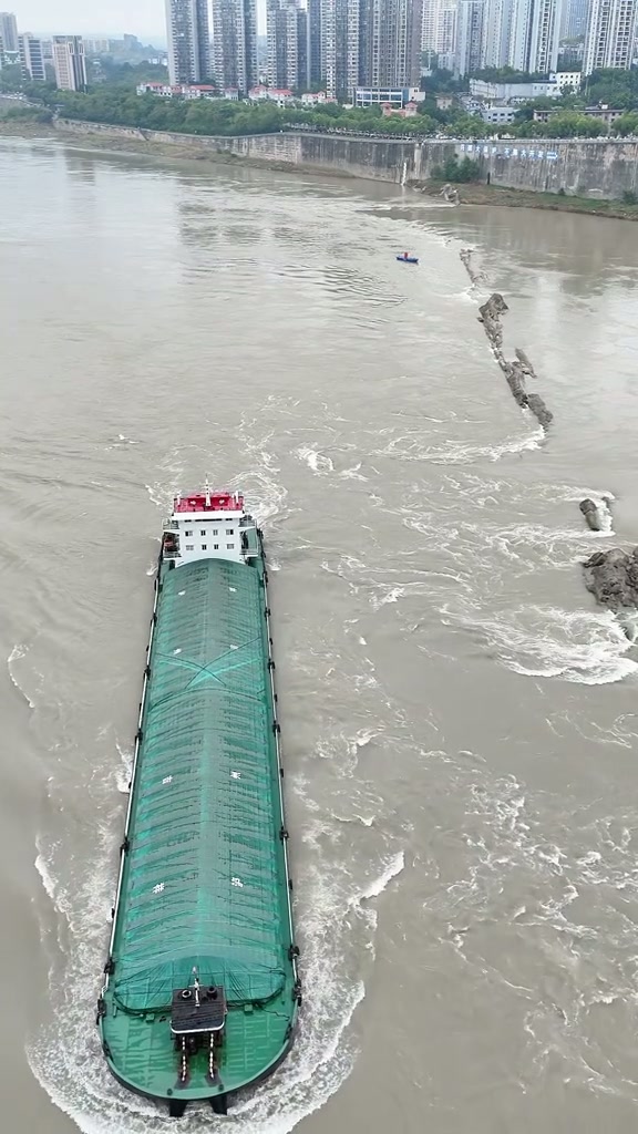 “吉祥929”泸州籍散货船重载上虾子梁，马力真大，上滩相当生猛！