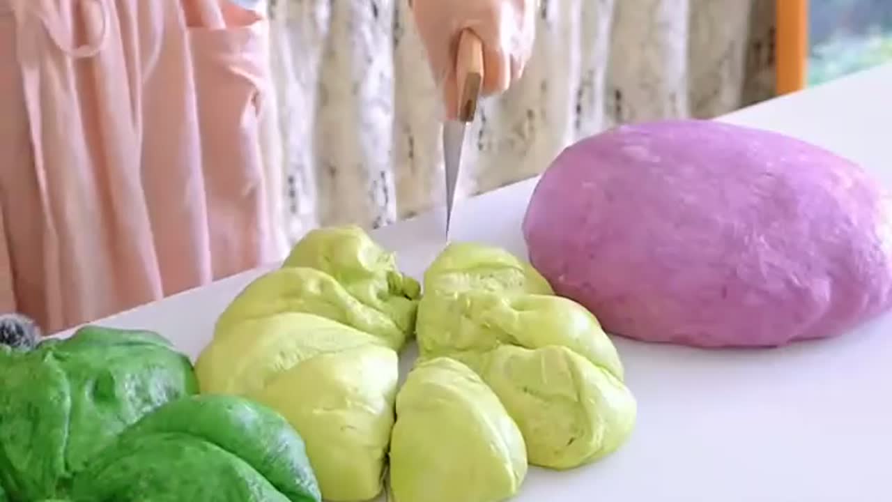 女子自己做的面包，彩虹配色 好像掉进了油画世界