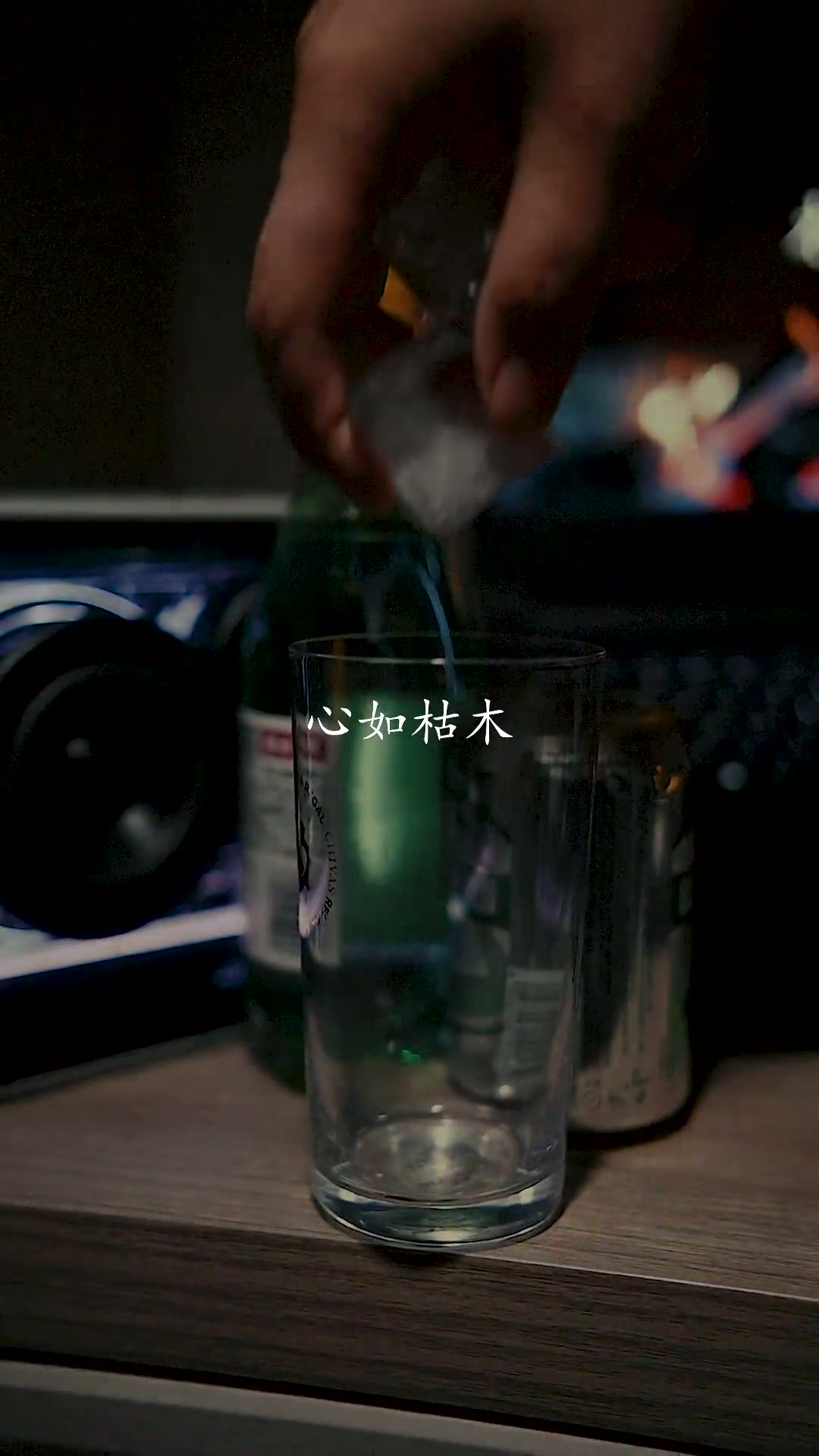 心如枯木，佛也难留枕戈醉酒，越喝越有！故事与酒 总有一句话戳心 喝酒 干杯 文案
