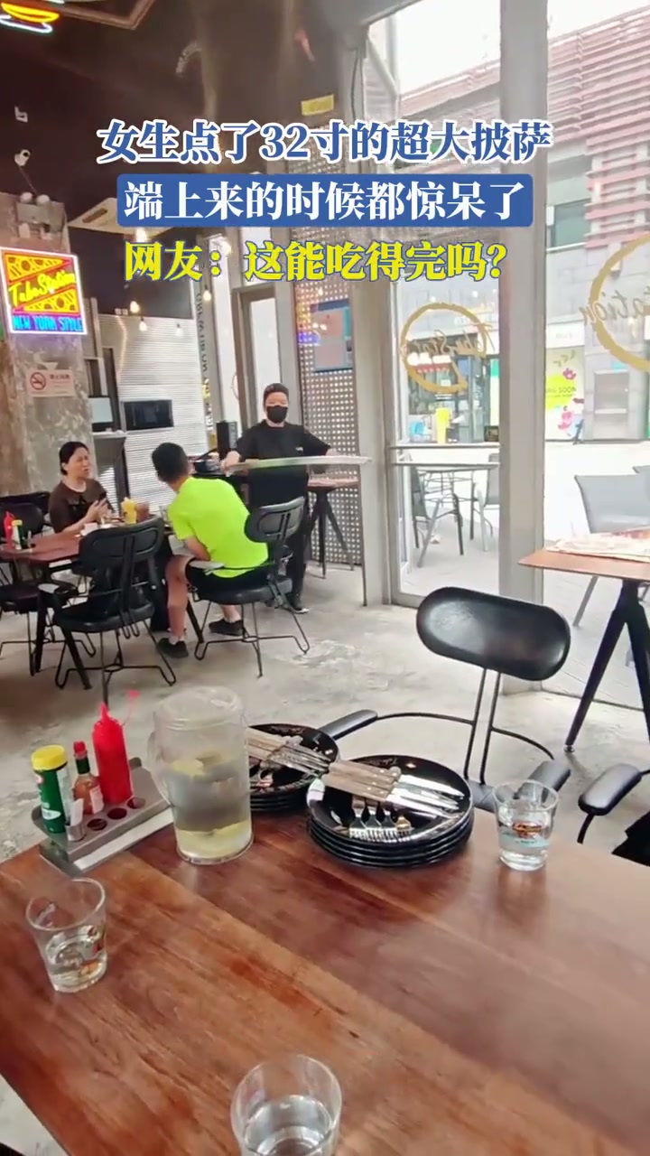 女生点了32寸的超大披萨,端上来的时候都惊呆了,网友:这能吃得完吗?