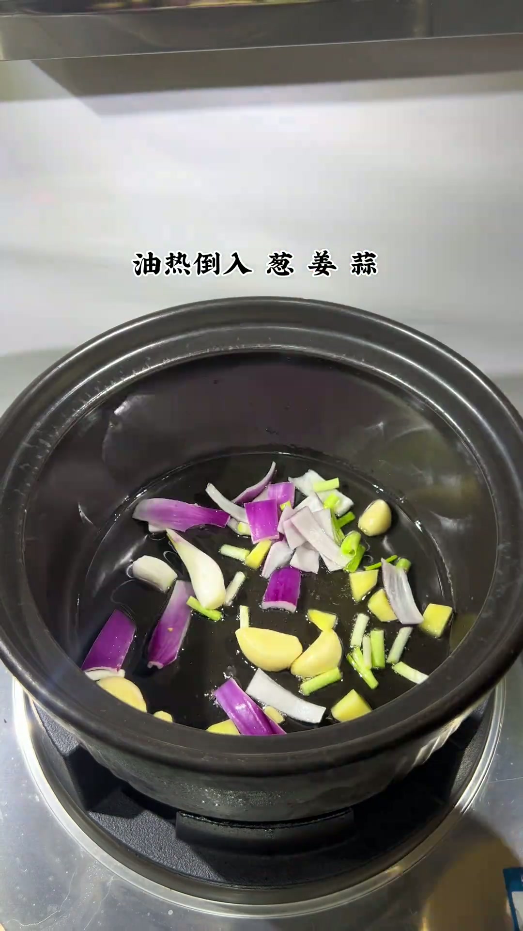 今天做的牛肉煲巨好吃 腐竹金针菇吸满了汤汁真的太绝了！还没有吃过的一定要试试！