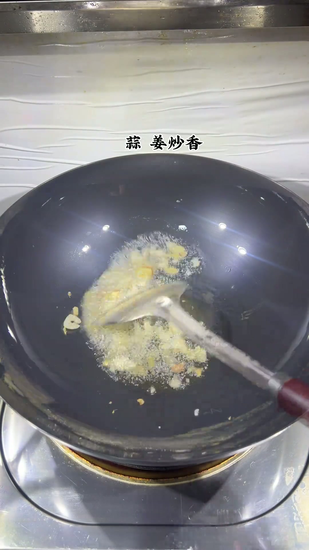 鱿鱼粉丝煲，是很多海南人常吃的家常菜。鱿鱼鲜味煮进粉丝里，是简单又鲜美的家乡味道。
