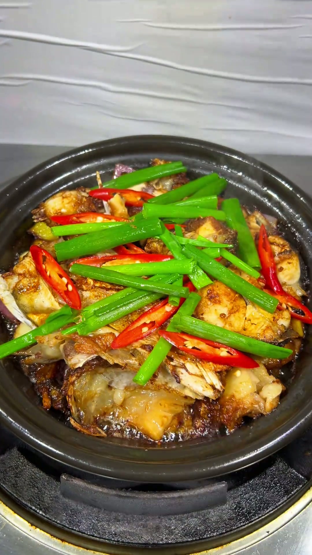 砂锅焗鱼头是经常出现在餐桌上的一道家常菜，鲜香嫩滑，非常好吃。