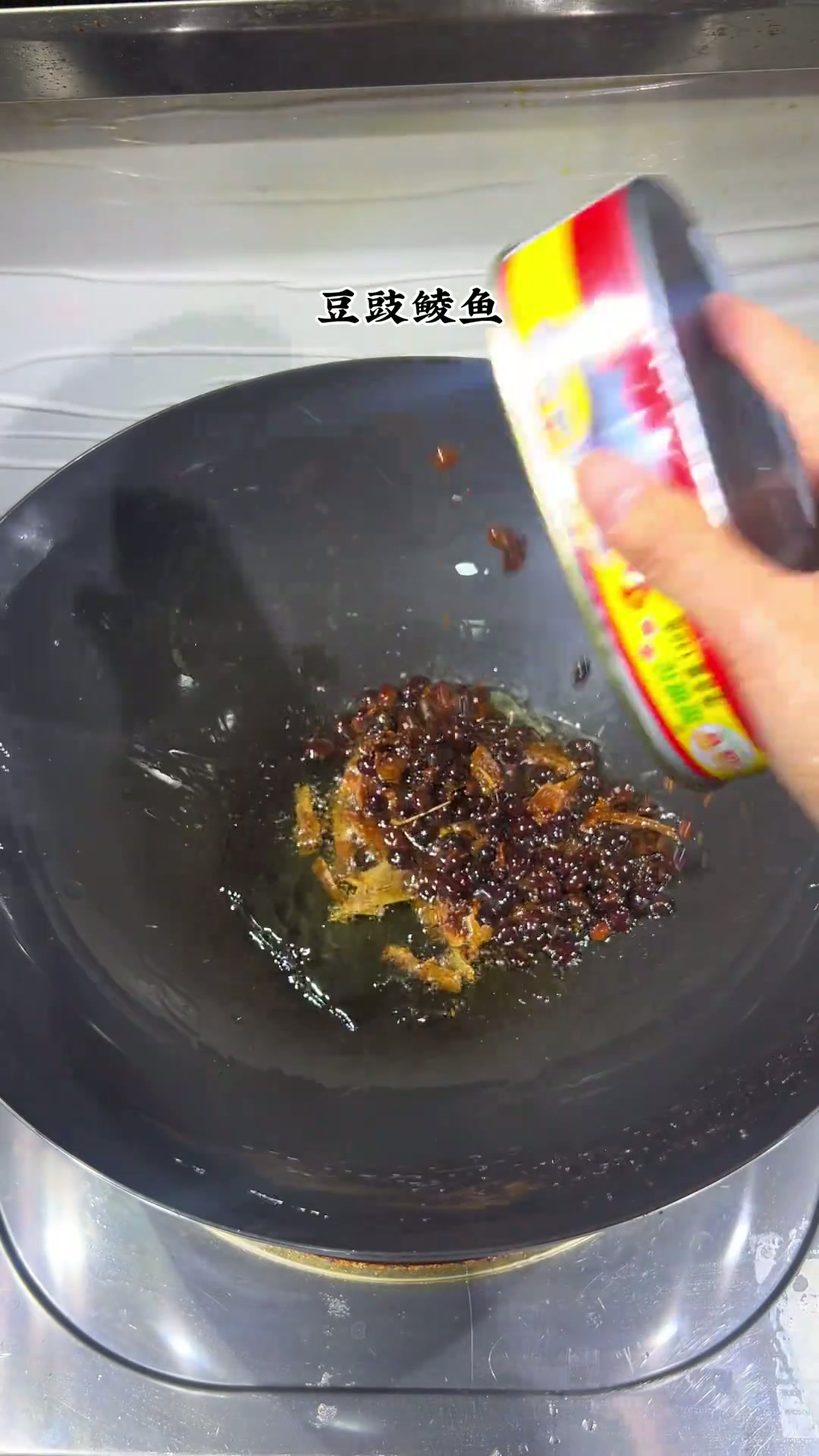 不到三分钟就能炒完一个广东特色菜之豆豉鲮鱼炒油麦菜。咸香爽口，老人小孩都爱吃的下饭菜！
