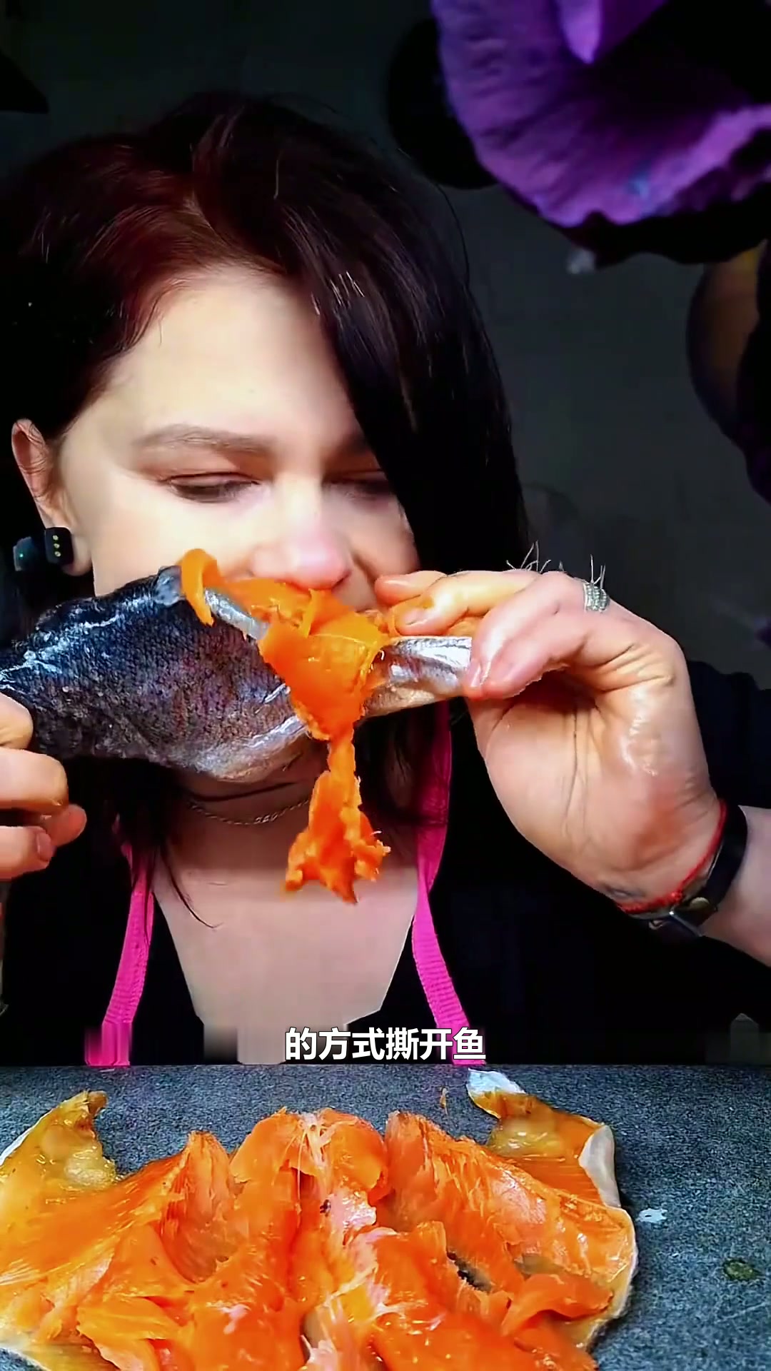 俄罗斯美女娜塔莎大口狂吃烟熏三文鱼，这豪迈的吃法让人看馋了