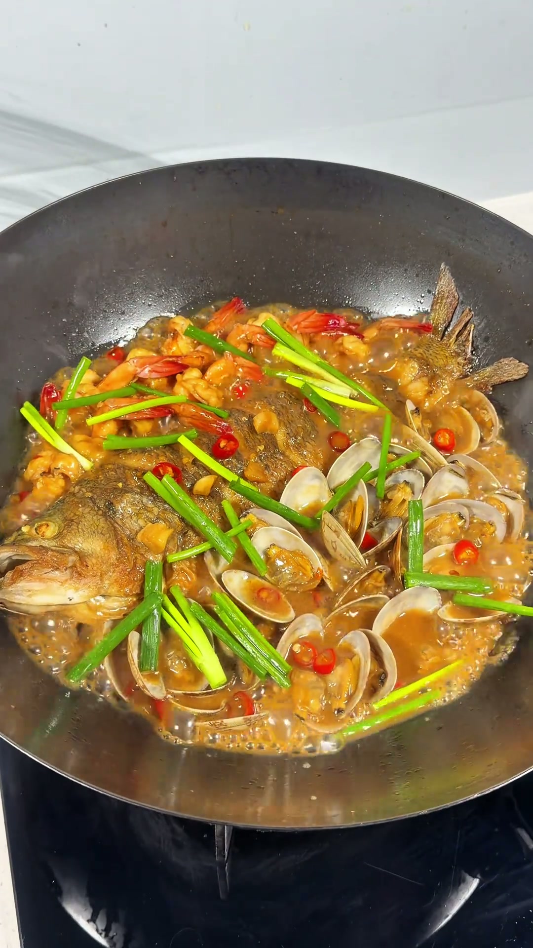 鲈鱼鲜虾炖花甲，三鲜齐聚，特别鲜，巨下饭，可一定要多煮米饭奥！