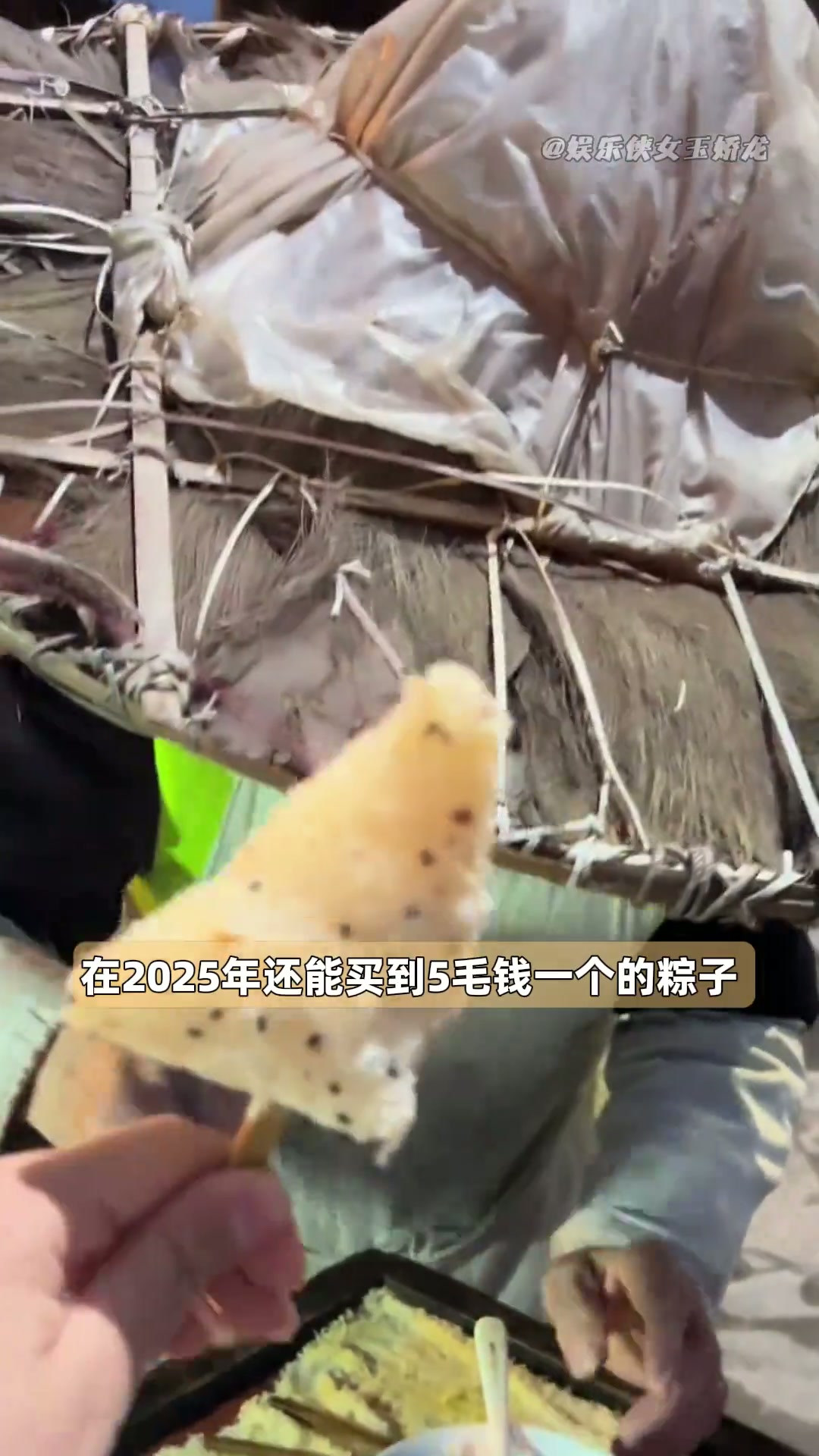 这是我见过最贪吃的美人鱼,拿着一个红苹果,就朝嘴巴里送