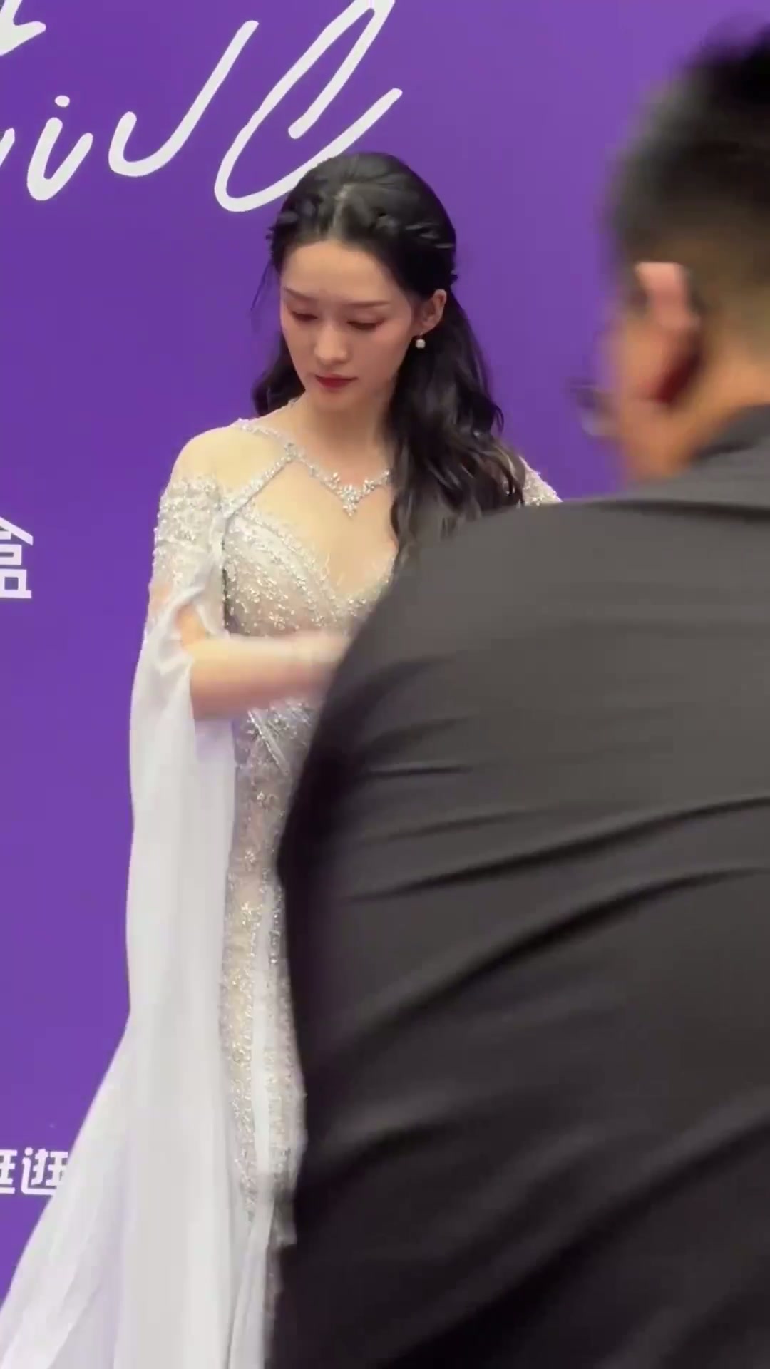 李沁一身亮片裙现身GQ红毯，宛如美人鱼公主华丽亮相！