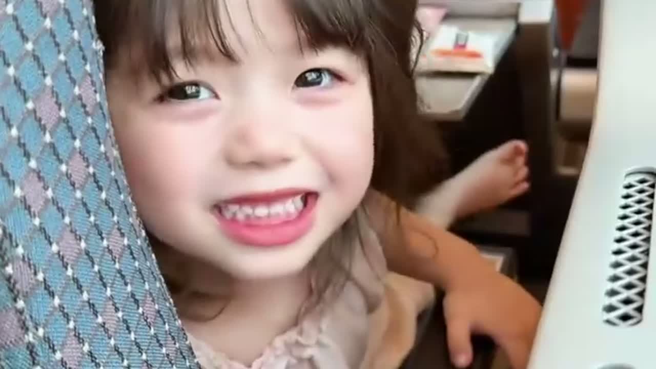 女生高铁上看到小女孩在吃小蛋糕，以为过生日呢，没想到…