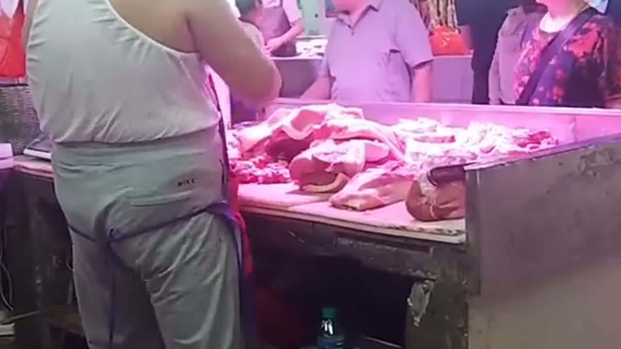 给经常买肉的朋友提个醒逛猪肉摊多留意商贩的摆放方式