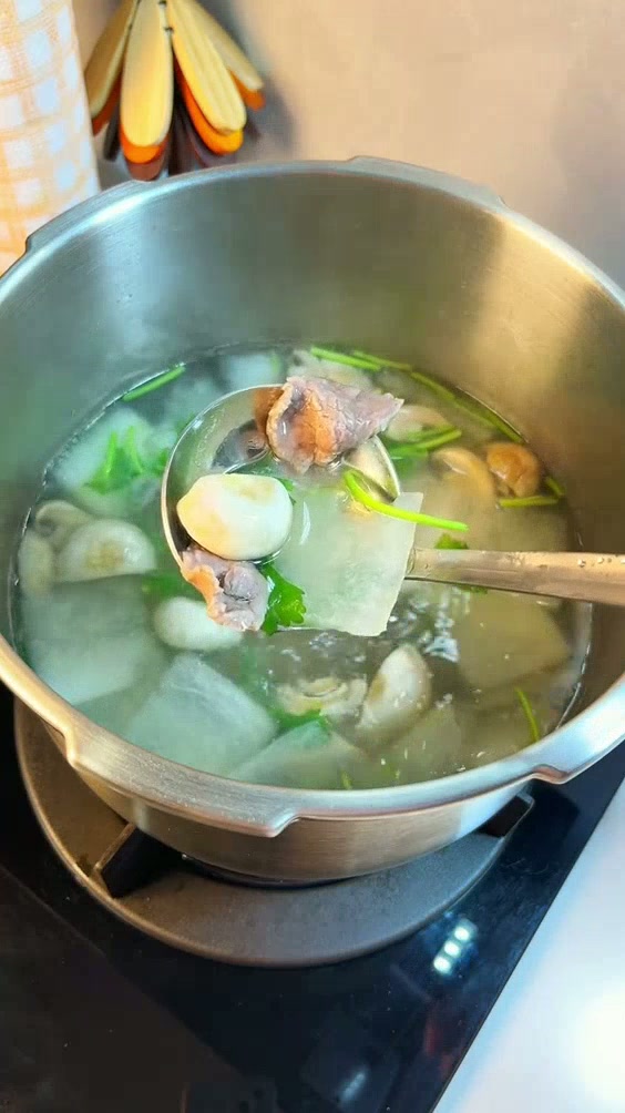 口蘑冬瓜牛肉汤 牛肉原汁原味鲜嫩好吃 汤水鲜甜好喝 牛肉汤