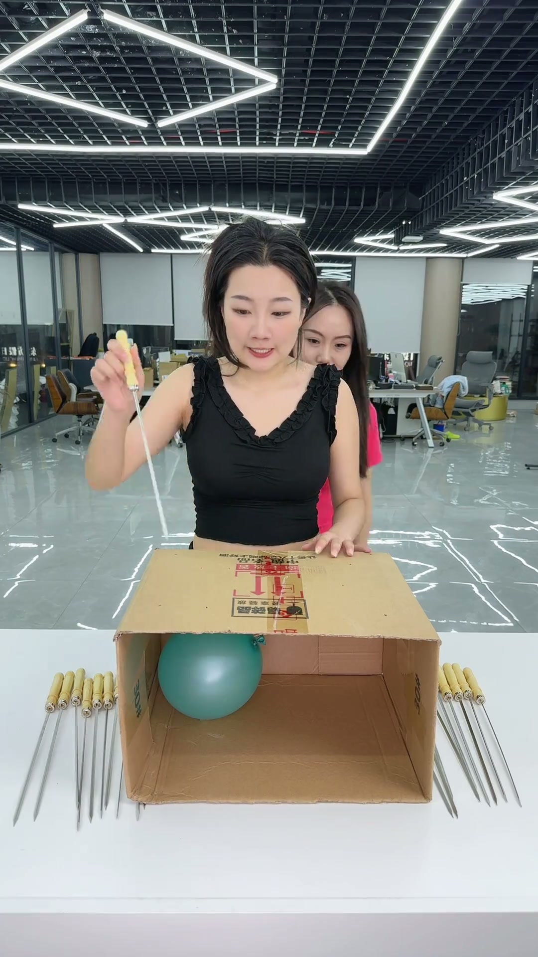 扎气球挑战！菜刀最后的口号喊得不错，加鸡腿
