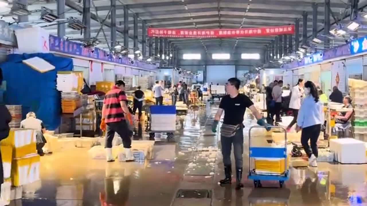 月10日大连海鲜批发市场,雨天依旧忙碌
