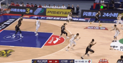 总冠军写真：杨鸣吻冠军鼎 赵继伟手捧双杯_辽宁队总决赛2022_韩德君李晓旭刘志轩郭艾伦赵继伟