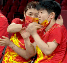 哈哈哈!一文读懂中国运动员对口罩的“执念”,陈梦给孙颖莎拉口罩