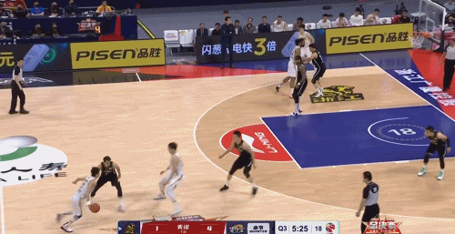 韩德君李晓旭刘志轩郭艾伦赵继伟_辽宁队总决赛2022_总冠军写真：杨鸣吻冠军鼎 赵继伟手捧双杯