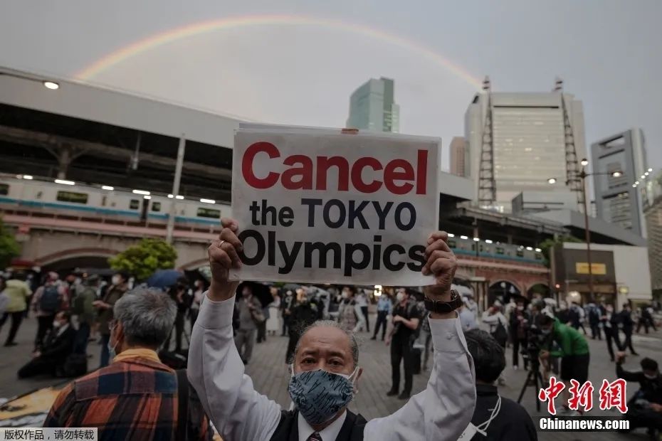 资料图：2021年5月7日，日本市民在东京街头抗议，呼吁取消东京奥运会。