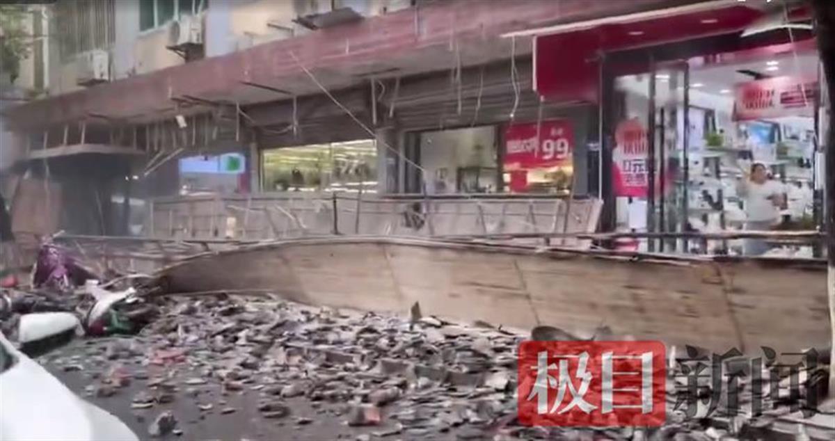 温州龙湾区永中二号街门头坍塌现场狼藉，多