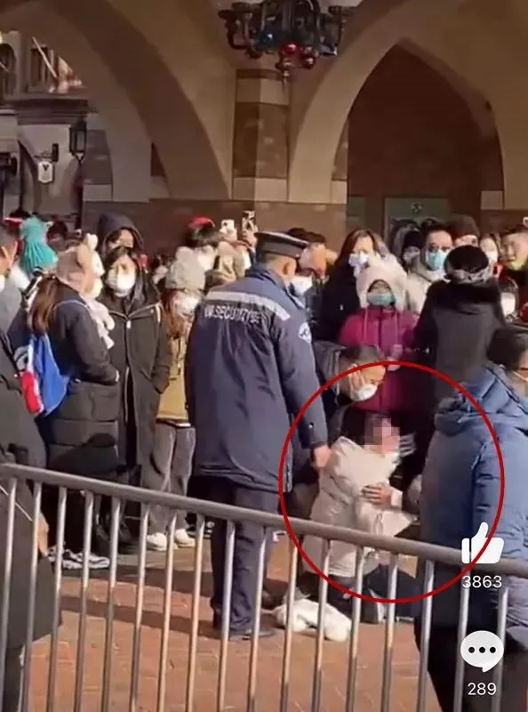 凌晨3点在迪士尼排队买玩偶的人 玲娜贝儿溢价超过20倍!