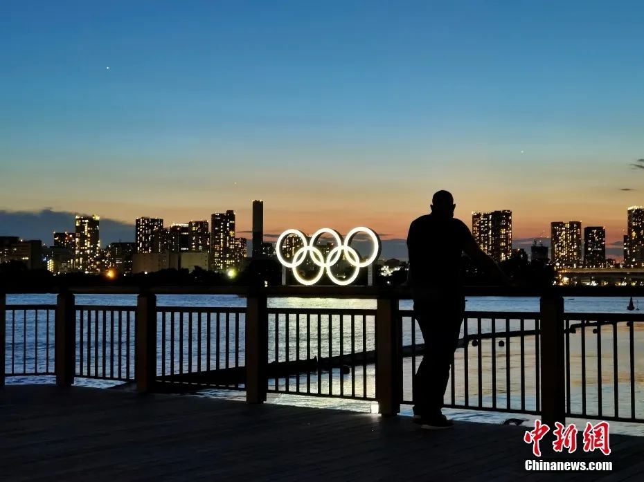 资料图：7月22日，日本东京湾台场滨海公园日落美景引人注目。东京奥运会铁人三项的比赛将在这里举行。中新社记者 杜洋 摄