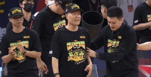 总冠军写真：杨鸣吻冠军鼎 赵继伟手捧双杯_辽宁队总决赛2022_韩德君李晓旭刘志轩郭艾伦赵继伟