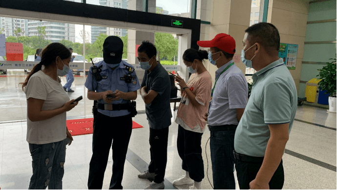 忘记身份证号怎么办?南京江北新区长芦核酸检测点上演多方“援助”