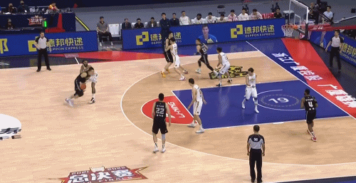 总冠军写真：杨鸣吻冠军鼎 赵继伟手捧双杯_辽宁队总决赛2022_韩德君李晓旭刘志轩郭艾伦赵继伟