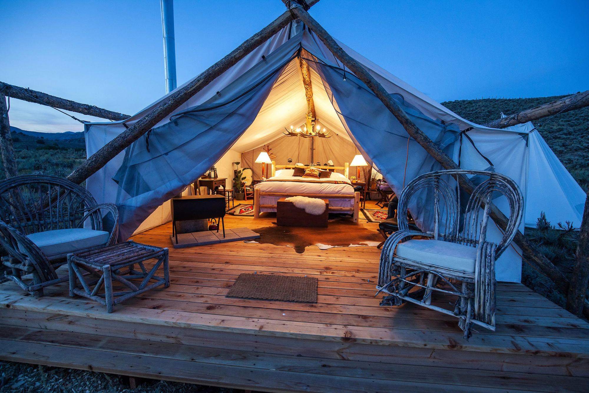 Pitch a tent outdoors and make coffee by hand. This is the “wild luxury” popular among the urban middle class.插图1 Pitch a tent outdoors and make coffee by hand. This is the “wild luxury” popular among the urban middle class.插图1