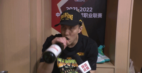 总冠军写真：杨鸣吻冠军鼎 赵继伟手捧双杯_辽宁队总决赛2022_韩德君李晓旭刘志轩郭艾伦赵继伟